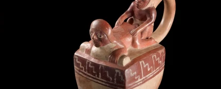 Vasija de cerámica peruana que muestra una pareja de novios en pleno coito anal. Vasija de cerámica peruana que muestra una pareja de novios en pleno coito anal.