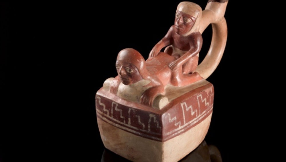 Vasija de cerámica peruana que muestra una pareja de novios en pleno coito anal.