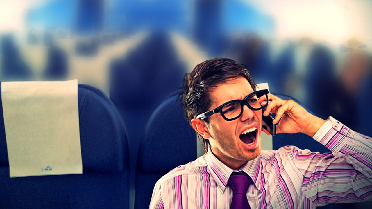 Hombre hablando por el teléfono móvil Hombre hablando por el teléfono móvil