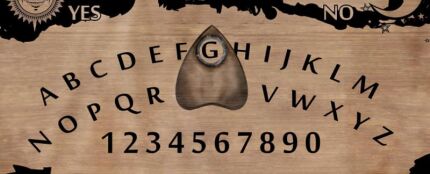 Un tablero clásico de Ouija Un tablero clásico de Ouija