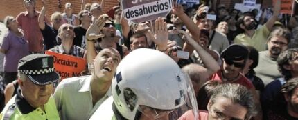 Decenas de persdonas consiguen paralizar de nuevo un desahucio en Carabanchel
