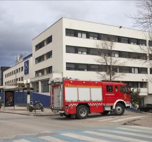 Bomberos ante un hospital desalojado por precaución Bomberos ante un hospital desalojado por precaución