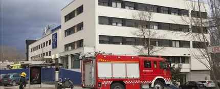 Bomberos ante un hospital desalojado por precaución Bomberos ante un hospital desalojado por precaución