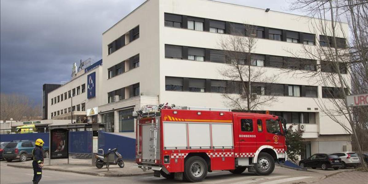 Bomberos ante un hospital desalojado por precaución