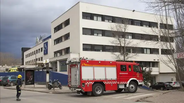 Bomberos ante un hospital desalojado por precaución