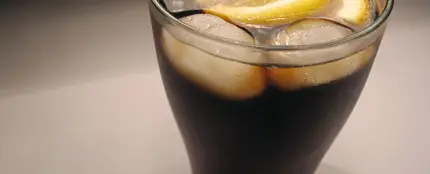 Refresco de cola con limón Refresco de cola con limón