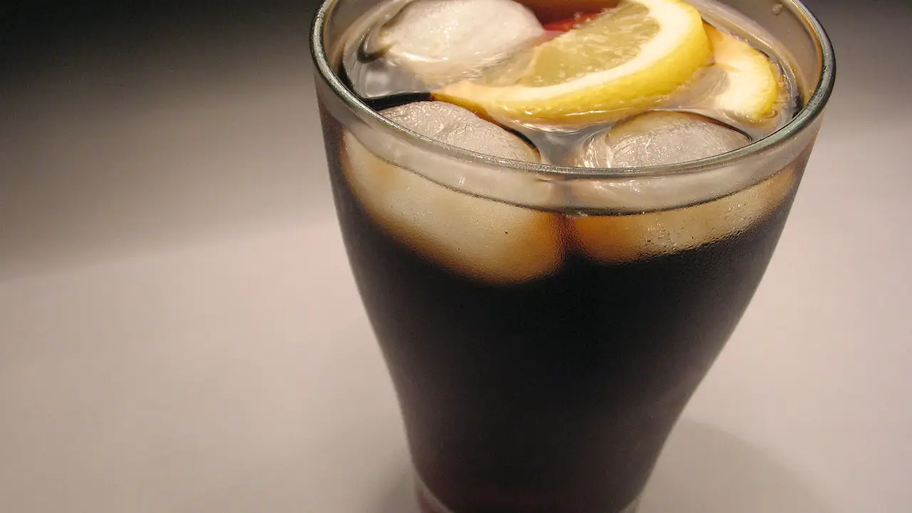 Refresco de cola con limón Refresco de cola con limón