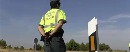 Un agente de la Guardia Civil en una campaña de control de tráfico Un agente de la Guardia Civil en una campaña de control de tráfico