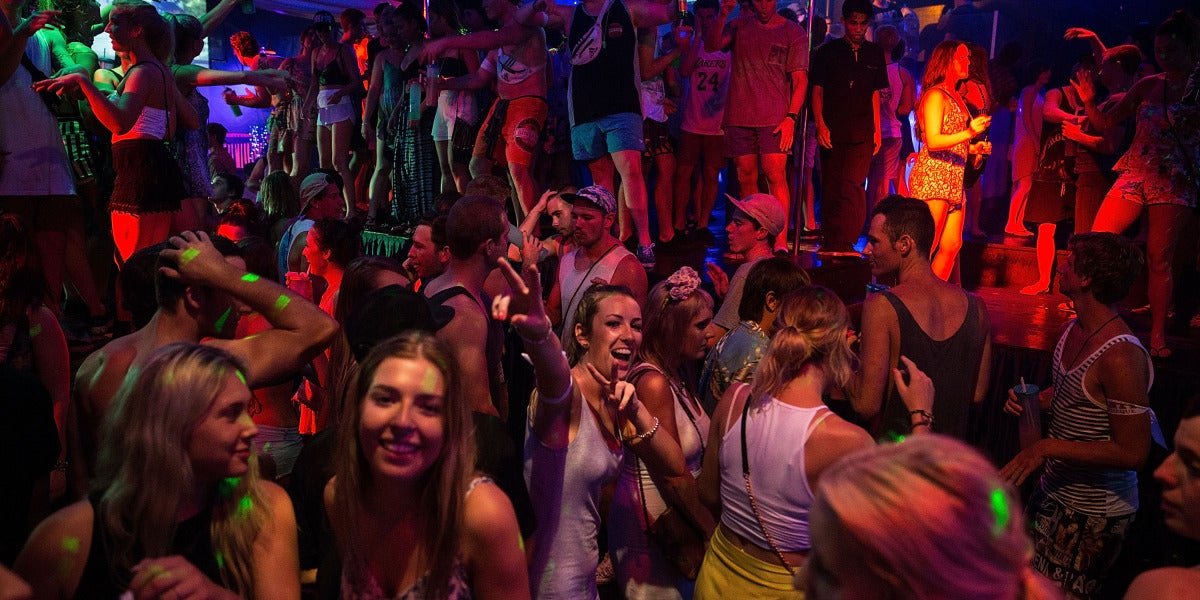 Jóvenes de fiesta