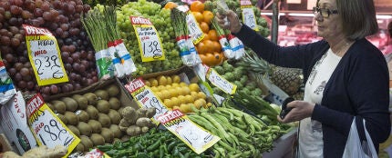 Mujer hace su compra en una fruteria