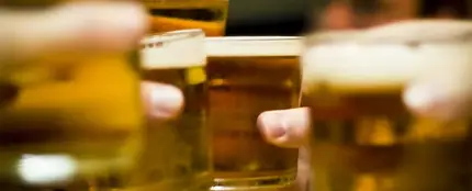Brindar con cerveza Brindar con cerveza