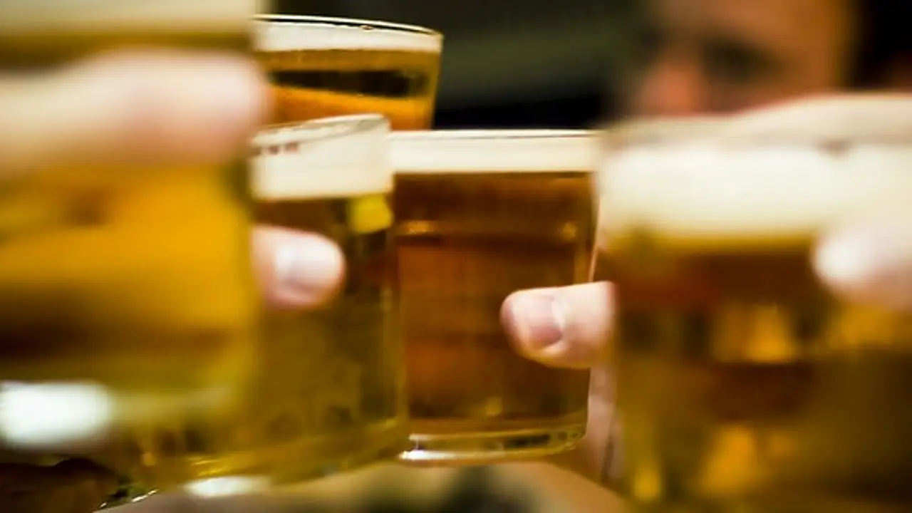 Brindar con cerveza Brindar con cerveza