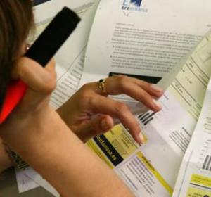 Una mujer estudia su factura de la luz Una mujer estudia su factura de la luz