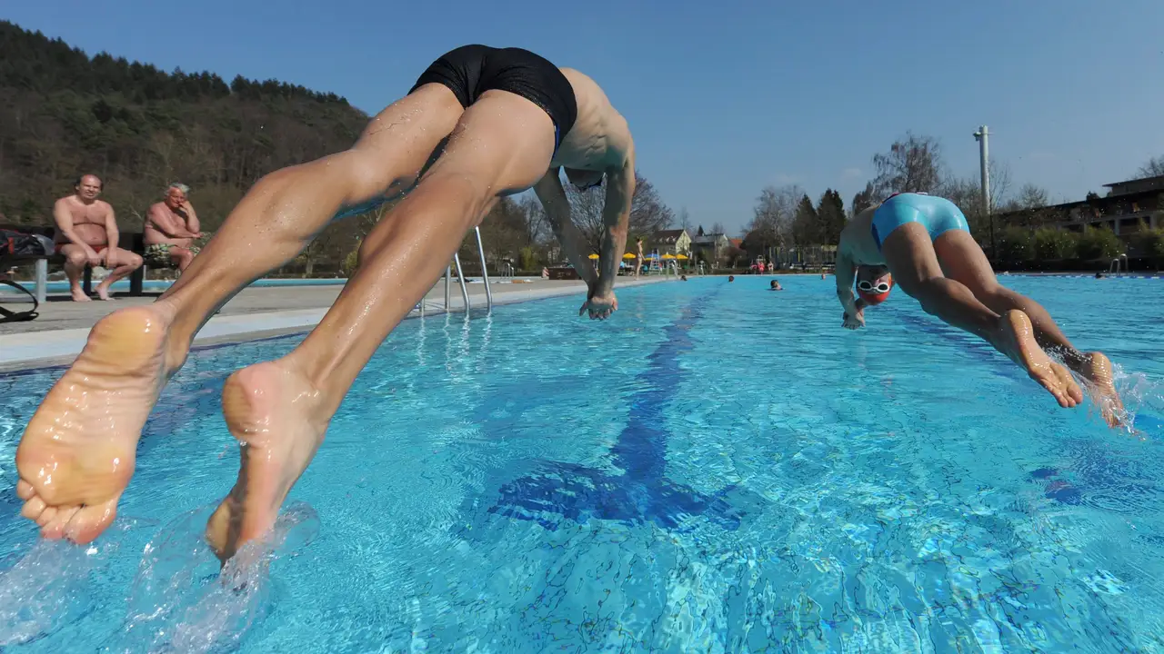 Ciudadanos bañándose en una piscina pública Ciudadanos bañándose en una piscina pública