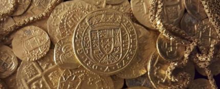 Monedas y cadena de oro halladas en el barco español