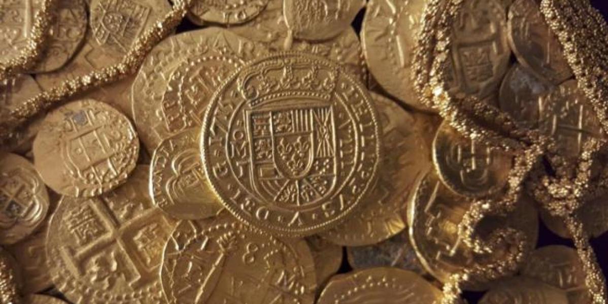 Monedas y cadena de oro halladas en el barco español