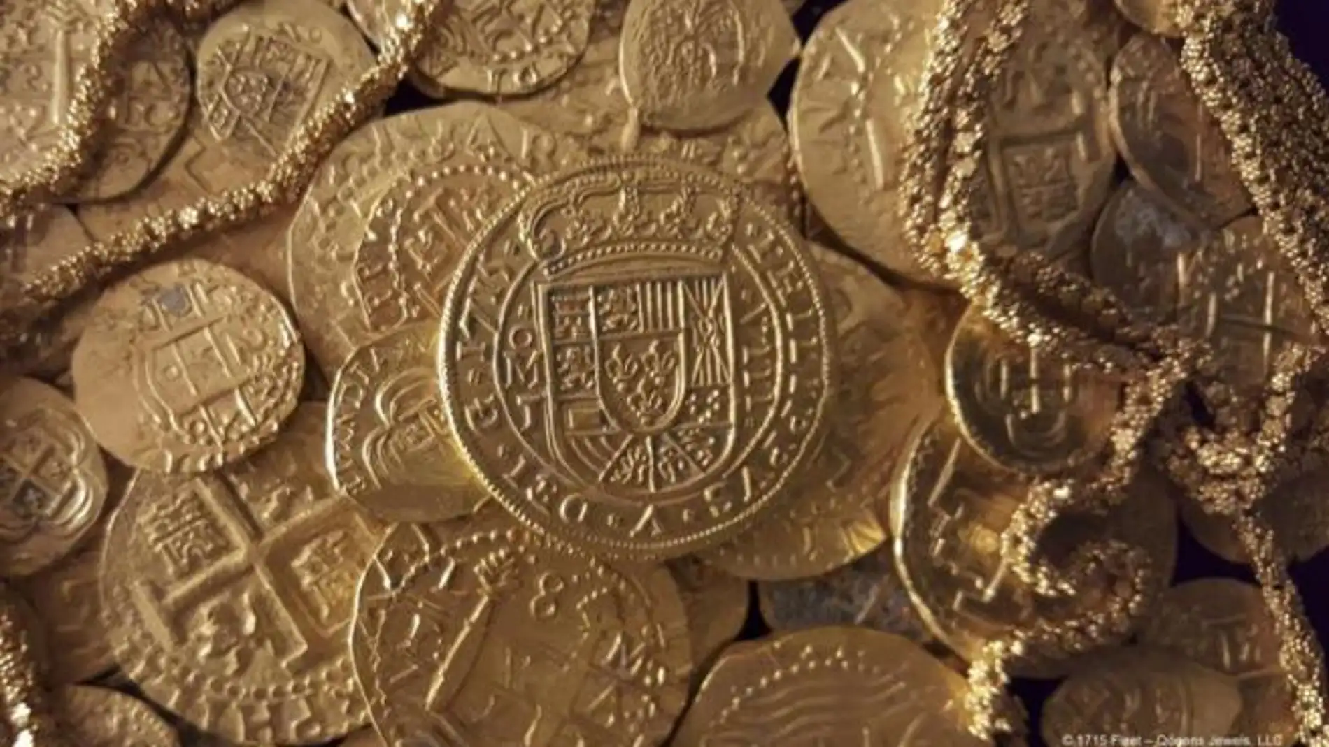Monedas y cadena de oro halladas en el barco español