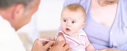 Vacunan a un bebé Vacunan a un bebé