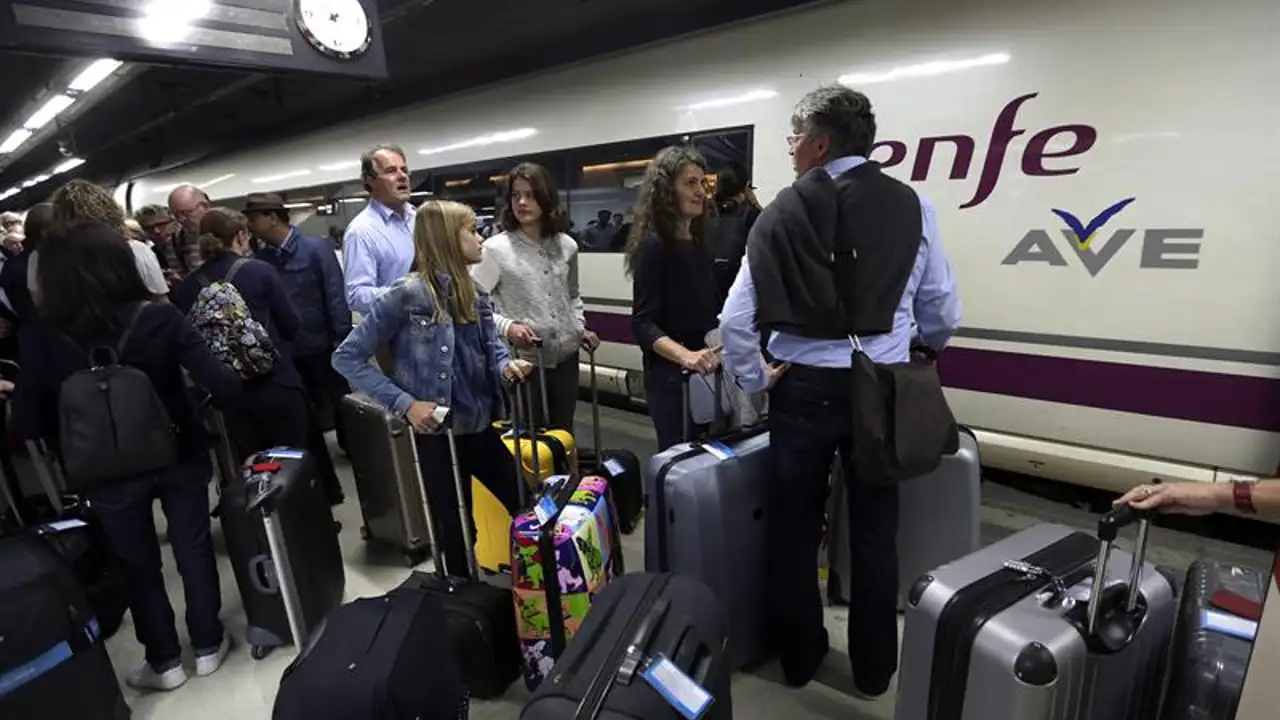 Un robo de fibra óptica paraliza 40 trenes y afecta a más de 9.500 viajeros del AVE Un robo de fibra óptica paraliza 40 trenes y afecta a más de 9.500 viajeros del AVE