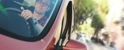 Poder advertir al conductor sobre su comportamiento en la carretera o incluso frenar el coche automáticamente son algunas de las nuevas características de los automóviles Poder advertir al conductor sobre su comportamiento en la carretera o incluso frenar el coche automáticamente son algunas de las nuevas características de los automóviles