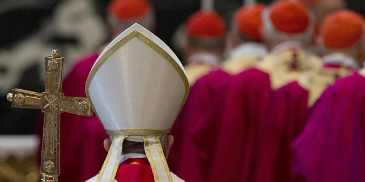 Sacerdotes durante una misa