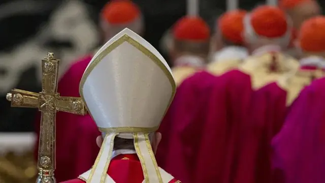 Sacerdotes durante una misa