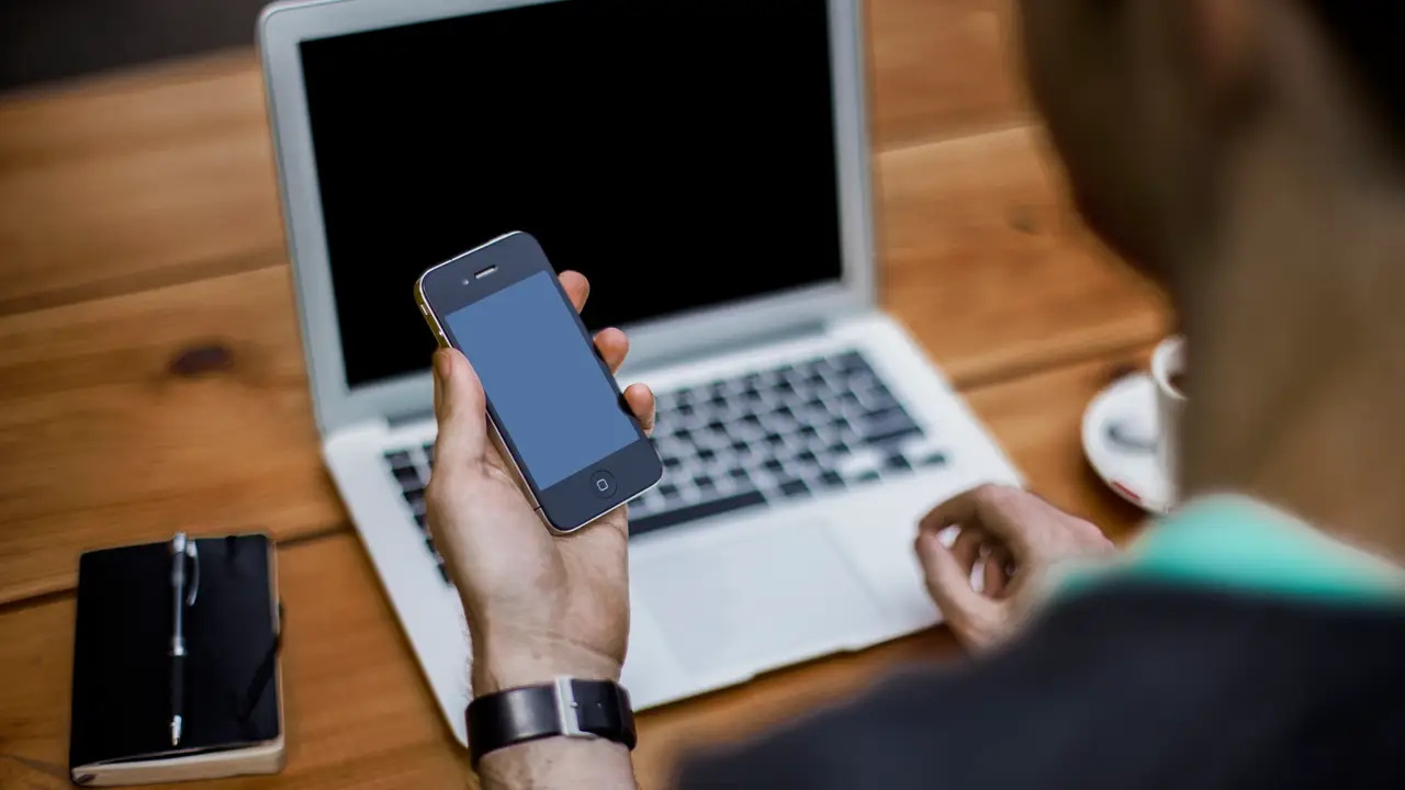 Otro drama de la vida moderna: no tener wifi en un lugar. Con tu ‘smartphone’ e EasyTether Pro, ahora dará igual Otro drama de la vida moderna: no tener wifi en un lugar. Con tu ‘smartphone’ e EasyTether Pro, ahora dará igual