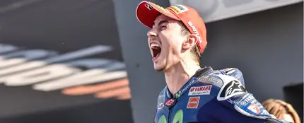 Jorge Lorenzo celebra la victoria y el Mundial en Valencia Jorge Lorenzo celebra la victoria y el Mundial en Valencia