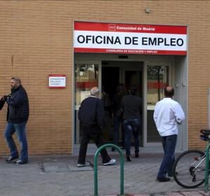 Un grupo de personas acceden a una oficina del Inem Un grupo de personas acceden a una oficina del Inem