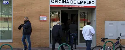 Un grupo de personas acceden a una oficina de empleo Un grupo de personas acceden a una oficina de empleo