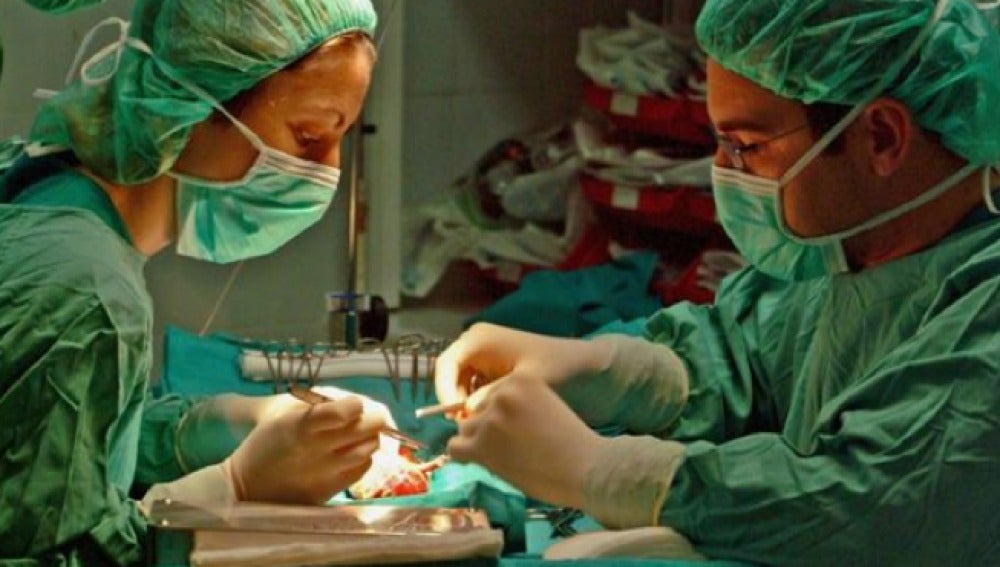 Imagen de un quirófano donde se está realizando un trasplante de órganos