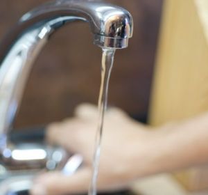 El agua de un grifo abierto en una vivienda El agua de un grifo abierto en una vivienda