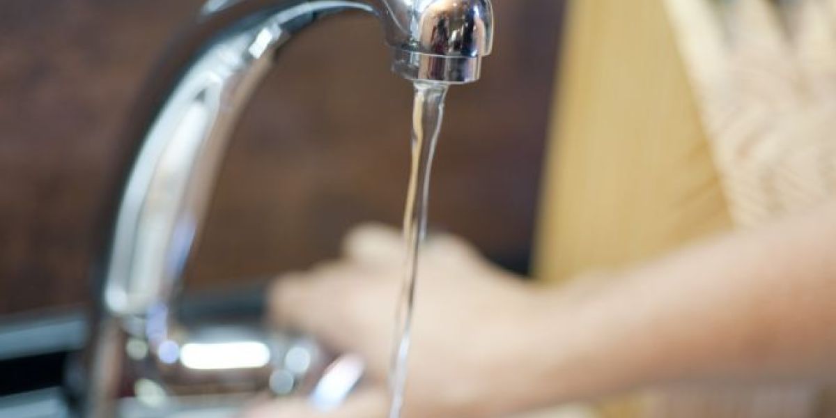 El agua de un grifo abierto en una vivienda