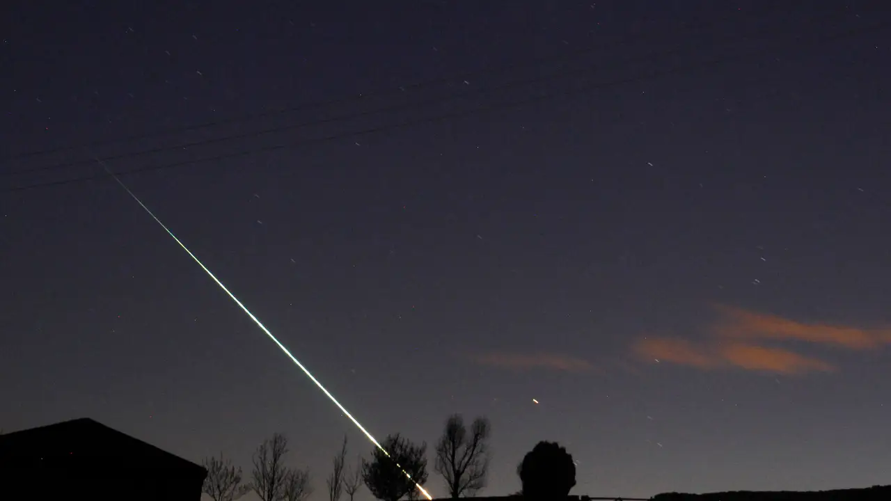 Meteorito cruzando el cielo Meteorito cruzando el cielo
