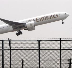 Un avión de las aerolineas Emirates despega del aeropuerto de Dubái Un avión de las aerolineas Emirates despega del aeropuerto de Dubái
