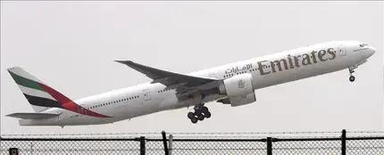 Un avión de las aerolineas Emirates despega del aeropuerto de Dubái Un avión de las aerolineas Emirates despega del aeropuerto de Dubái