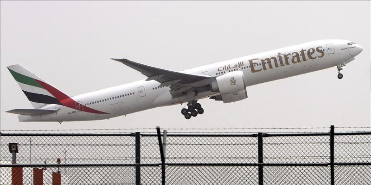 Un avión de las aerolineas Emirates despega del aeropuerto de Dubái