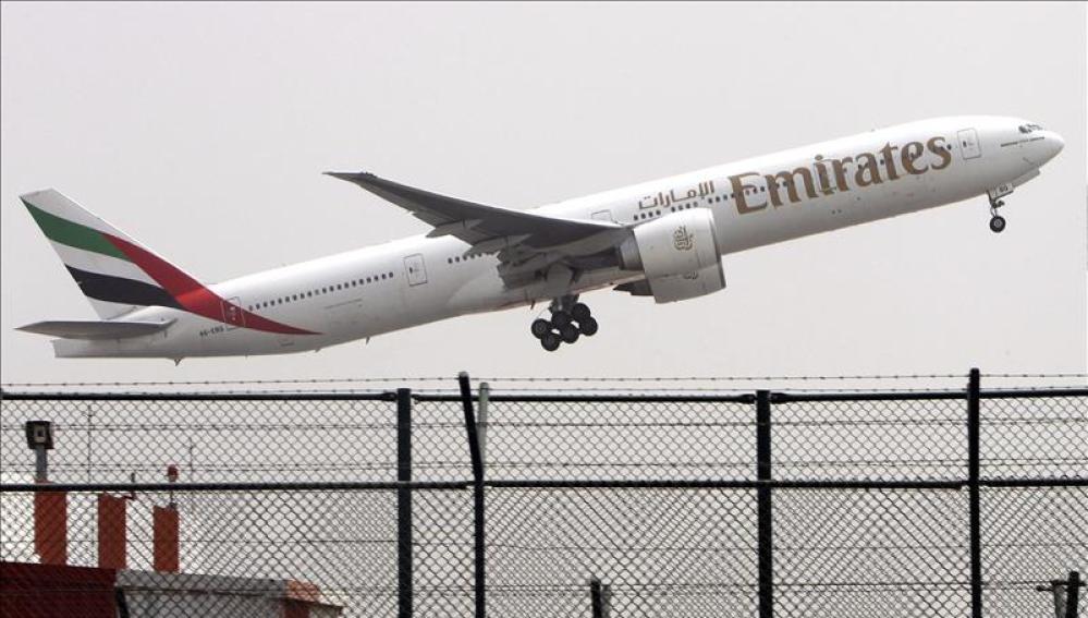 Un avión de las aerolineas Emirates despega del aeropuerto de Dubái