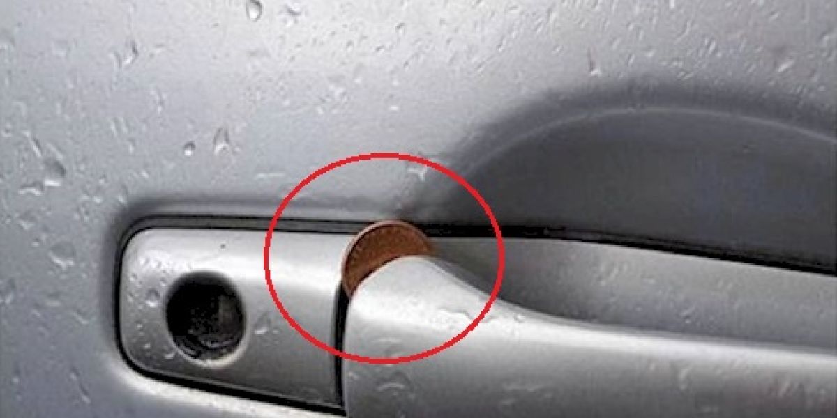 Moneda en la maneta de un coche