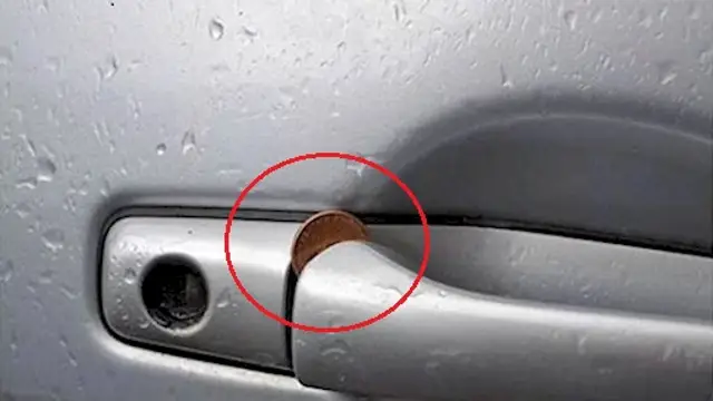 Moneda en la maneta de un coche