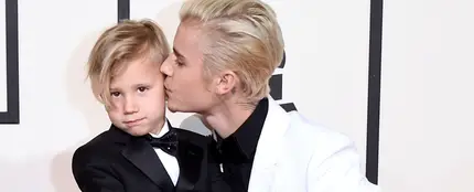 Justin Bieber con su hermano Jaxon en los Grammy Justin Bieber con su hermano Jaxon en los Grammy
