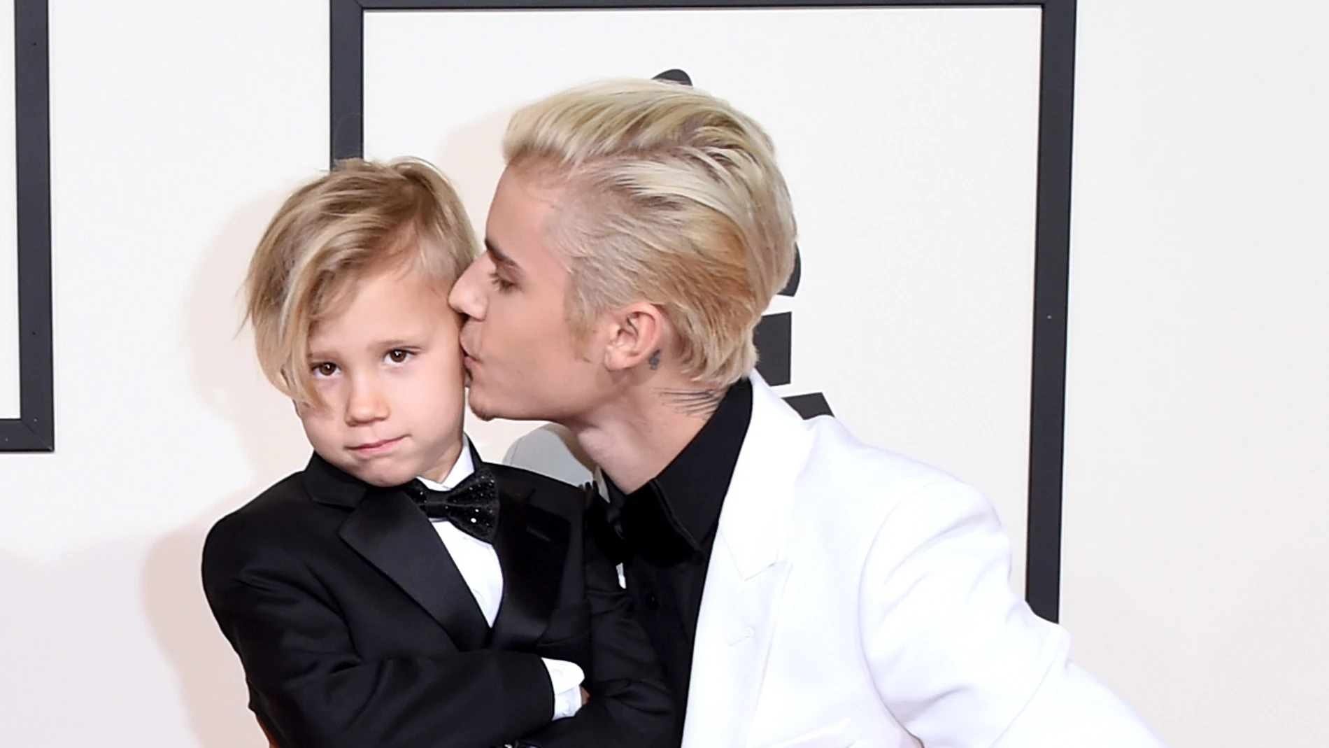 Justin Bieber con su hermano Jaxon en los Grammy Justin Bieber con su hermano Jaxon en los Grammy