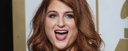 Meghan Trainor posa con su premio Meghan Trainor posa con su premio