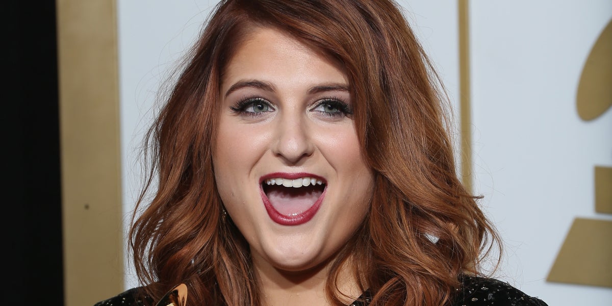 Meghan Trainor posa con su premio en los Grammy