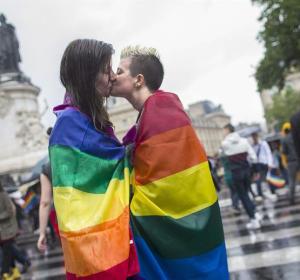 Dos mujeres se besan durante una manifestación por los derechos homosexuales Dos mujeres se besan durante una manifestación por los derechos homosexuales