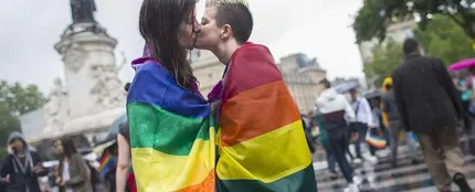 Dos mujeres se besan durante una manifestación por los derechos LGTBI Dos mujeres se besan durante una manifestación por los derechos LGTBI