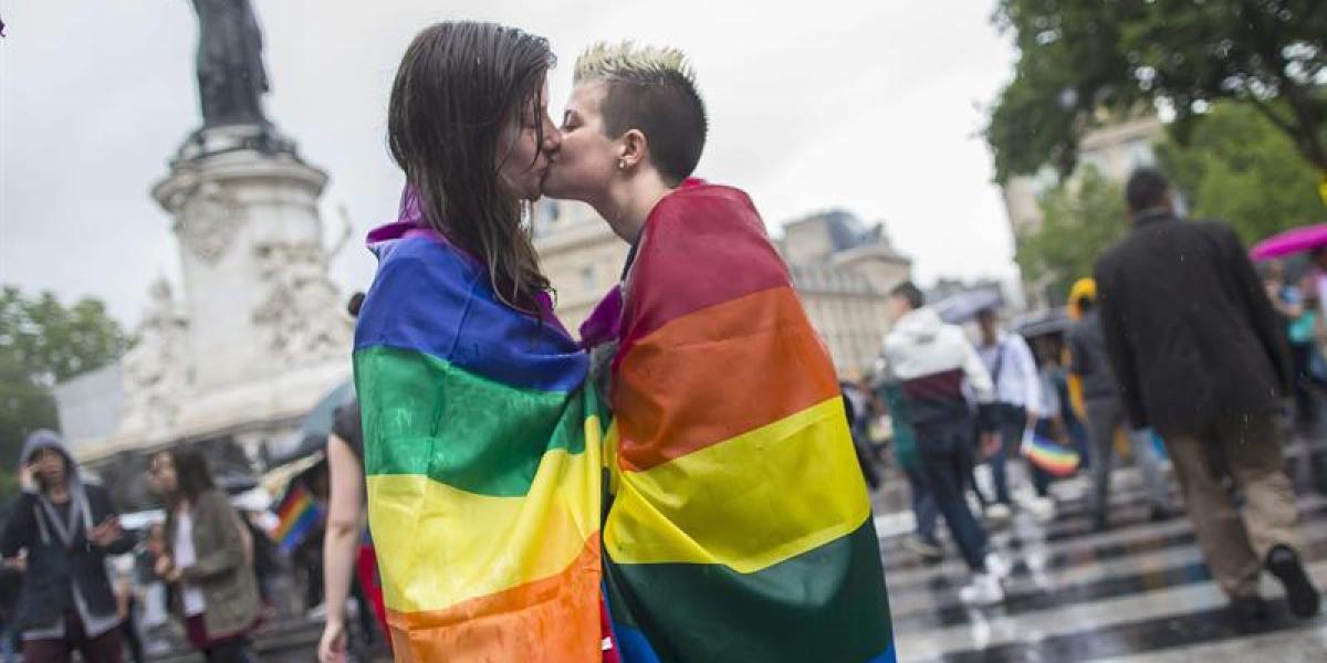 Dos mujeres se besan durante una manifestación por los derechos homosexuales