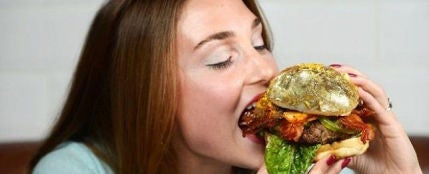 Chica comiendo hamburguesa