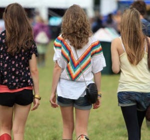 Imagen de tres chicas jóvenes de espalda Imagen de tres chicas jóvenes de espalda