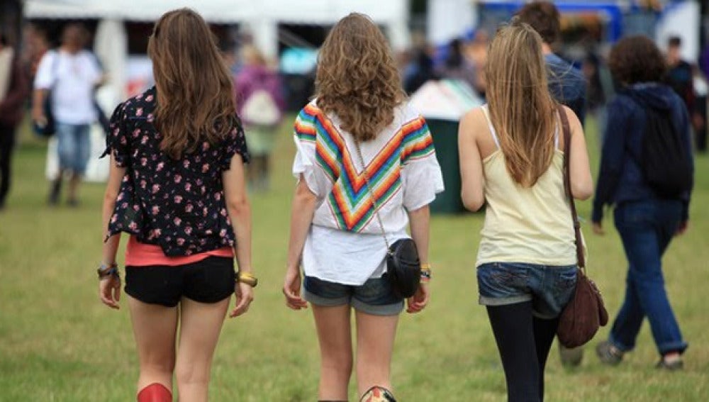 Imagen de tres chicas jóvenes de espalda